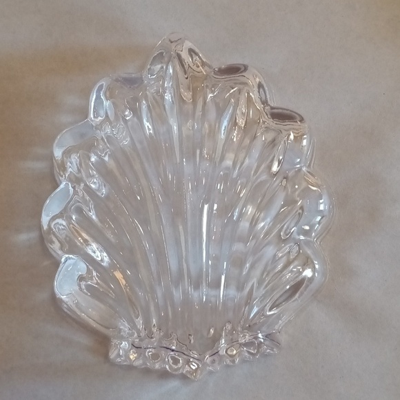 Vintage glass shell dish with lid similar to coquille with scalloped edge EUC - Picture 5 of 10